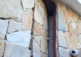 Puerta de la habitación secreta registrada por los policías antidroga.