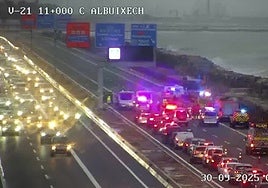 Servicios de emergencia en la V-21 donde se ha producido el accidente mortal.