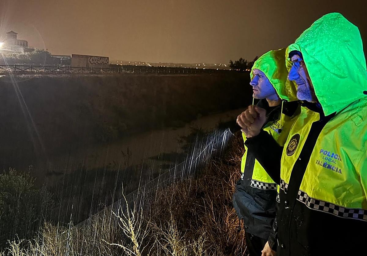 Agentes de Policía Local comprueban el estado del barranco del Carraixet