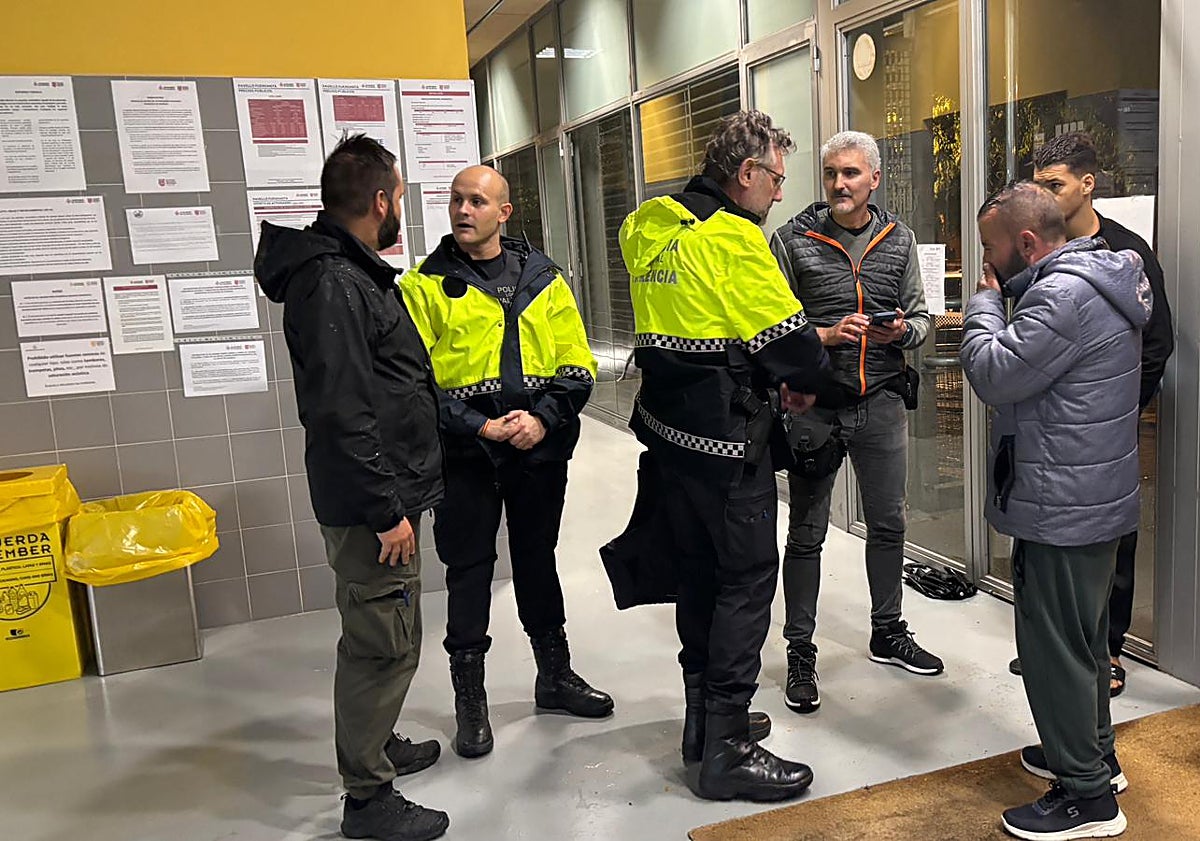 Imagen principal - Varias actuaciones de la madrugada del martes en Valencia.