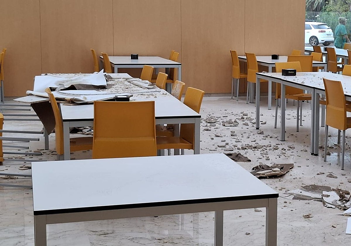 Estado de la cafetería tras la caída de cascotes en La Fe.
