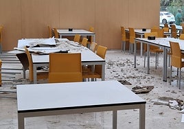 Estado de la cafetería tras la caída de cascotes en La Fe.