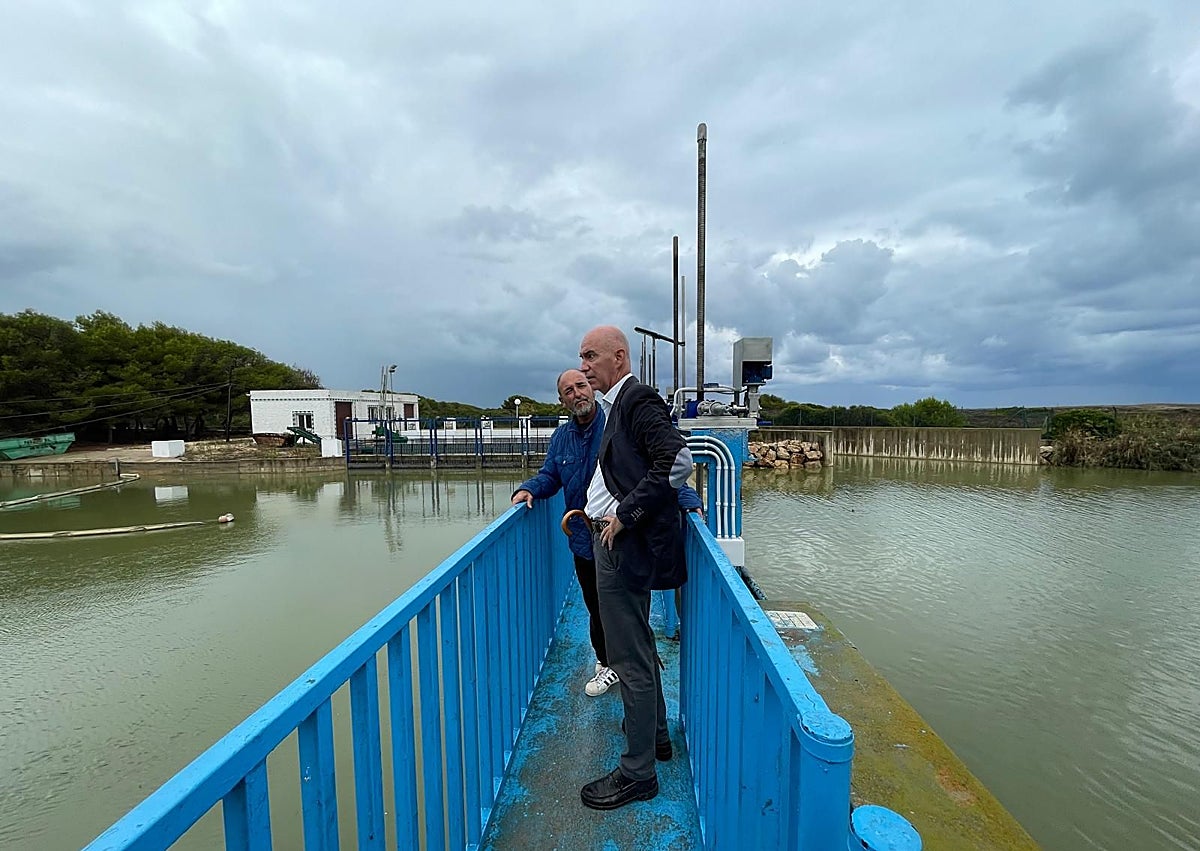 Imagen secundaria 1 - Lago de la Albufera y el concejal de Devesa-Albufera, José Gosálbez, en la visita a las compuertas de las golas.