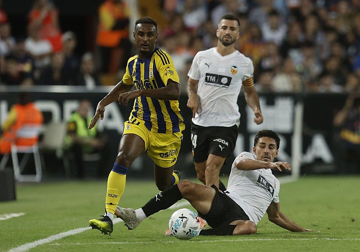 Almeida intenta cortar un avance de Haissem Hassan.