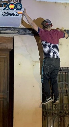 Una de las tres ladronas, que había escalado hasta el balcón.