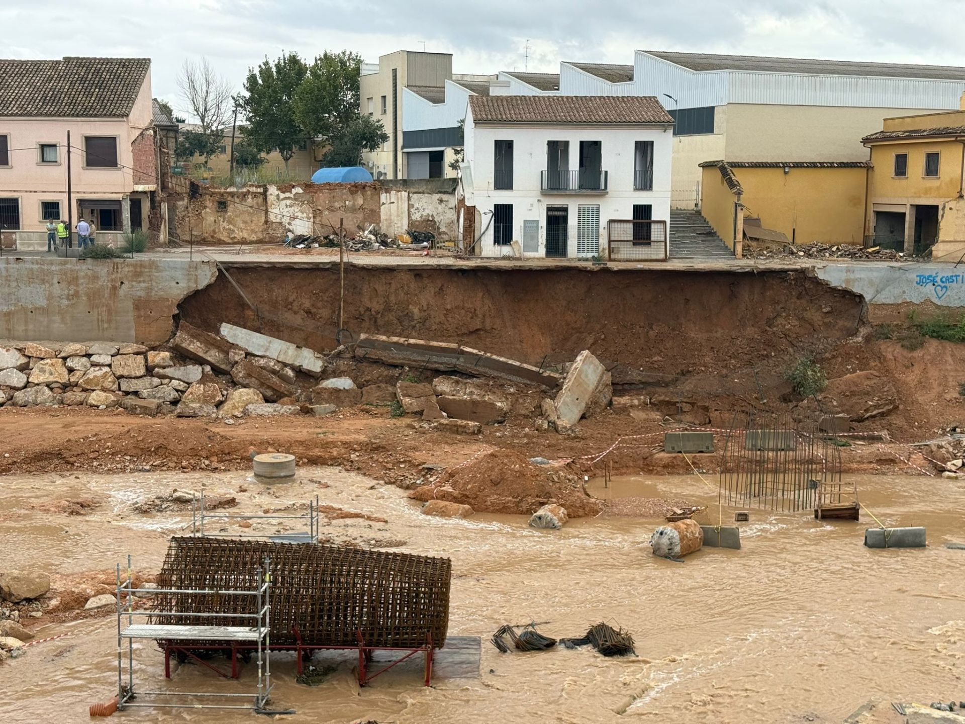 Un talud cae en el Barranco del Poyo a la altura de Picanya