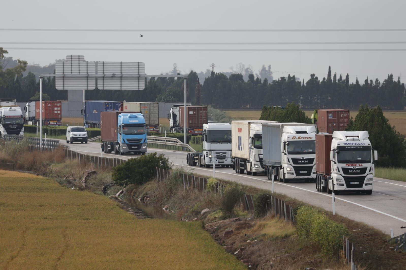 Avalancha de camiones para descargar contenedores en el puerto tras el cierre de la estiba por la alerta roja