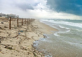 El agua llega hasta casi las dunas en la playa de la Casbah.