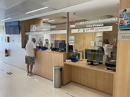 Un paciente pide cita en un centro de salud.