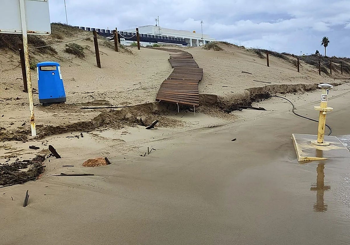 Imagen principal - Aspecto de la playa de Cullera dañada por el temporal.