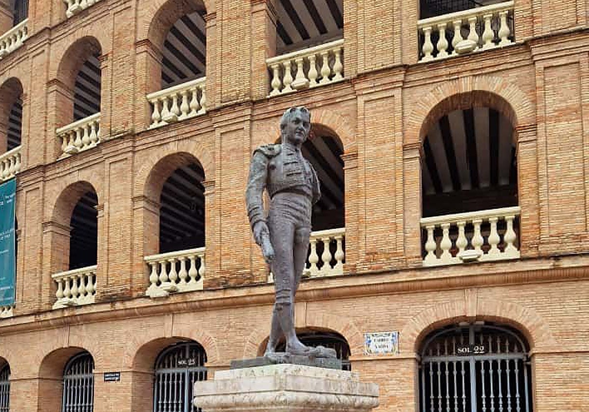 Escultura de Montoliu, en la repavimentada explanada de la calle Xàtiva.