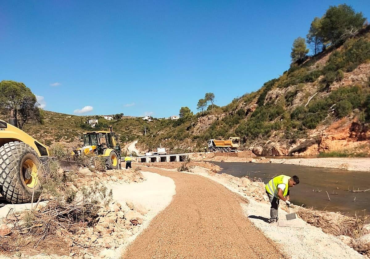 Reconstrucción de uno de los caminos arrasados en la dana.