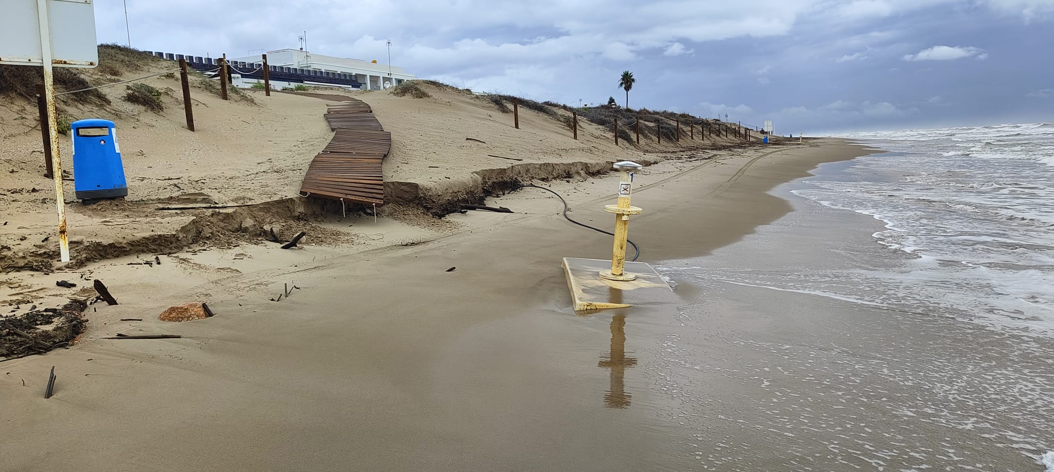 Estado en el que ha quedado una de las playas de Cullera por el temporal de este lunes.