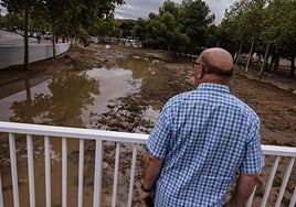 Un hombre mira el cauce de La Saleta en Aldaia vacío el lunes por la mañana.