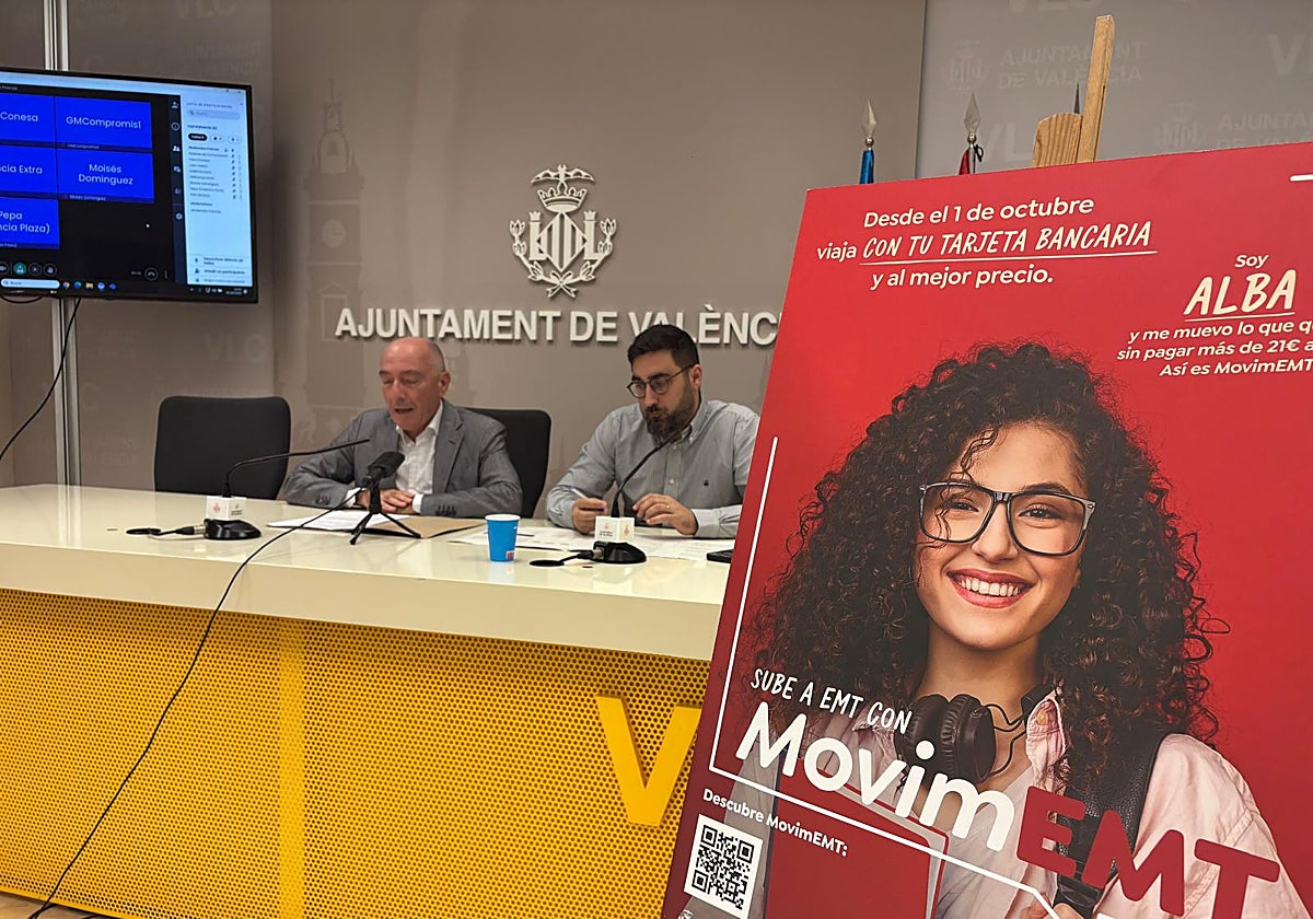 El concejal de Movilidad y presidente de la EMT, Jesús Carbonell, junto al gerente de la misma, Manuel Martínez.