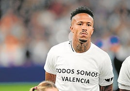 Militao, con una camiseta en oporto a los afectados por la dana.