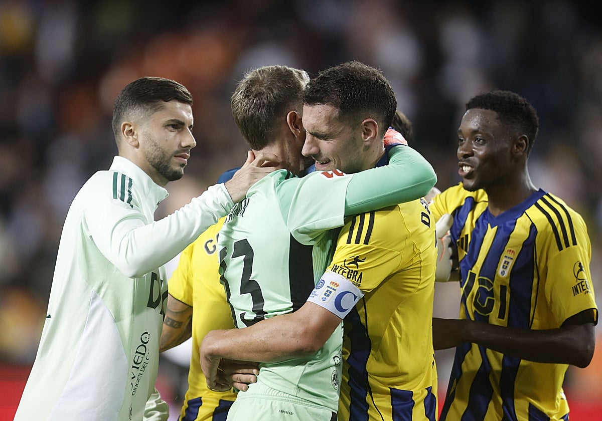 El Real Oviedo celebra la victoria en Mestalla.