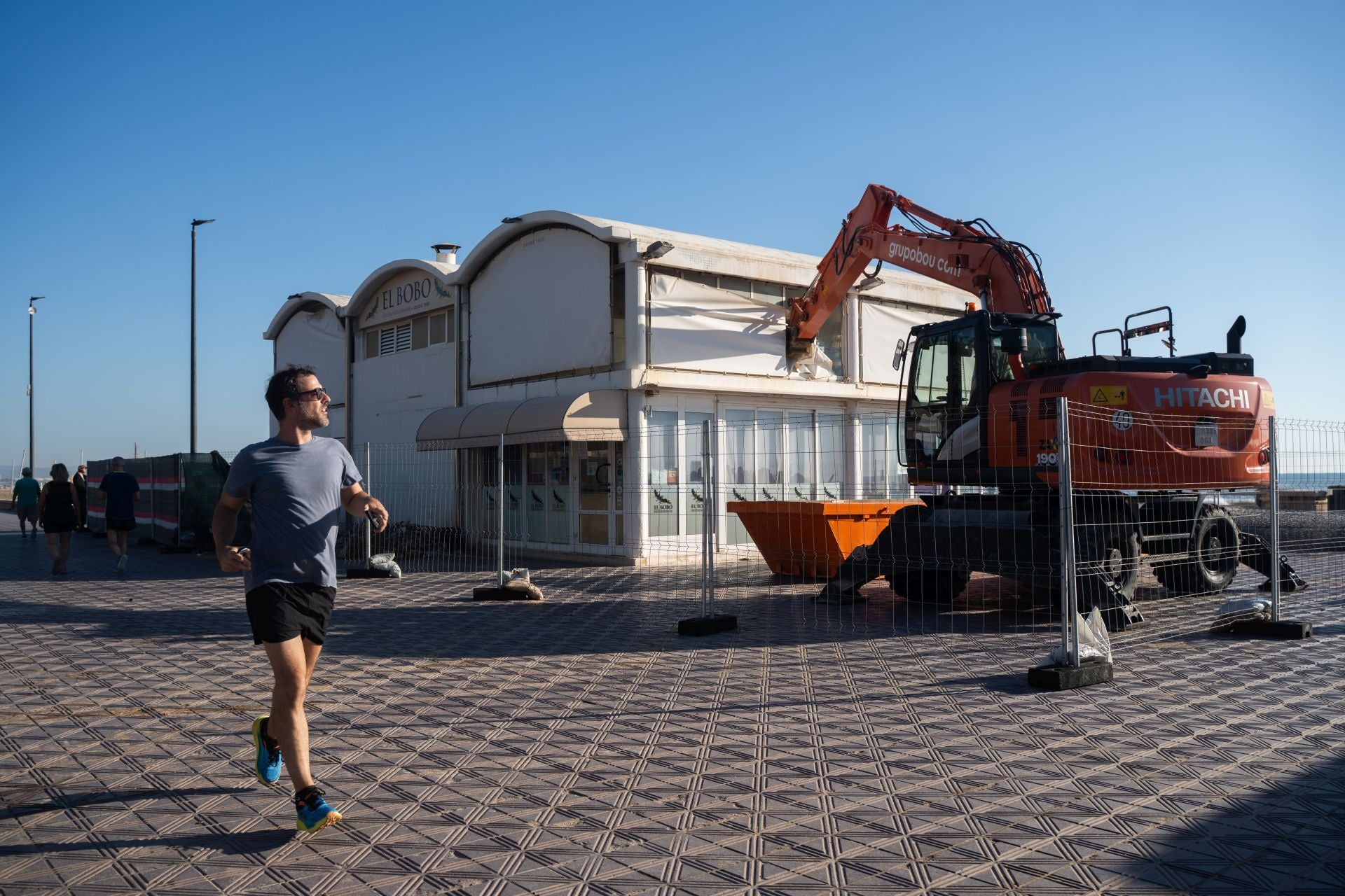 Fotos del derribo del restaurante el Bobo en la Malvarrosa