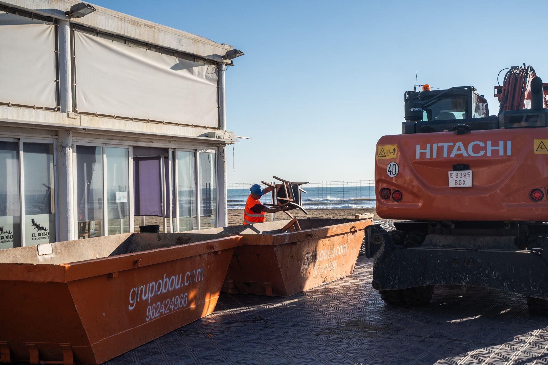 Fotos del derribo del restaurante el Bobo en la Malvarrosa