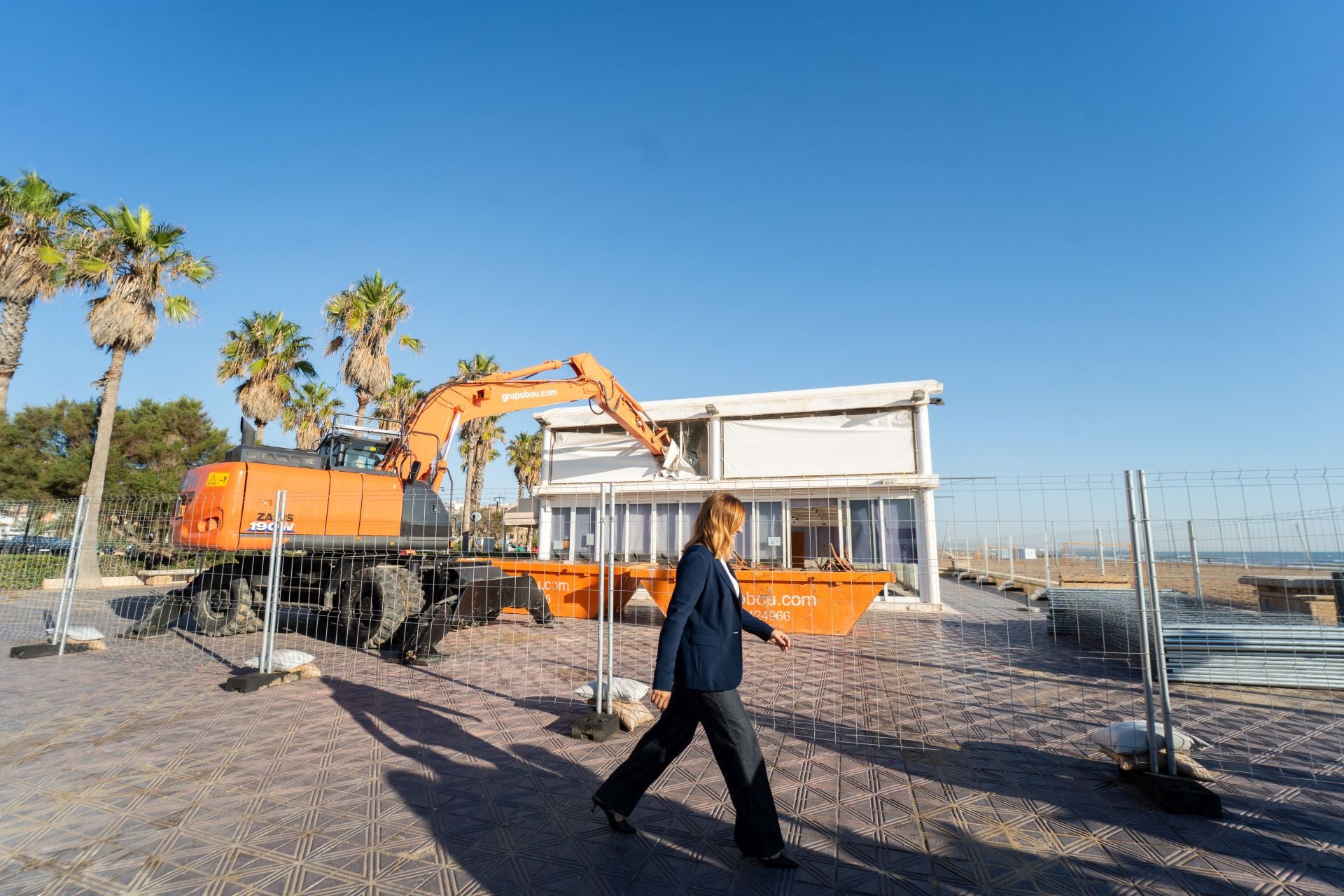 Fotos del derribo del restaurante el Bobo en la Malvarrosa