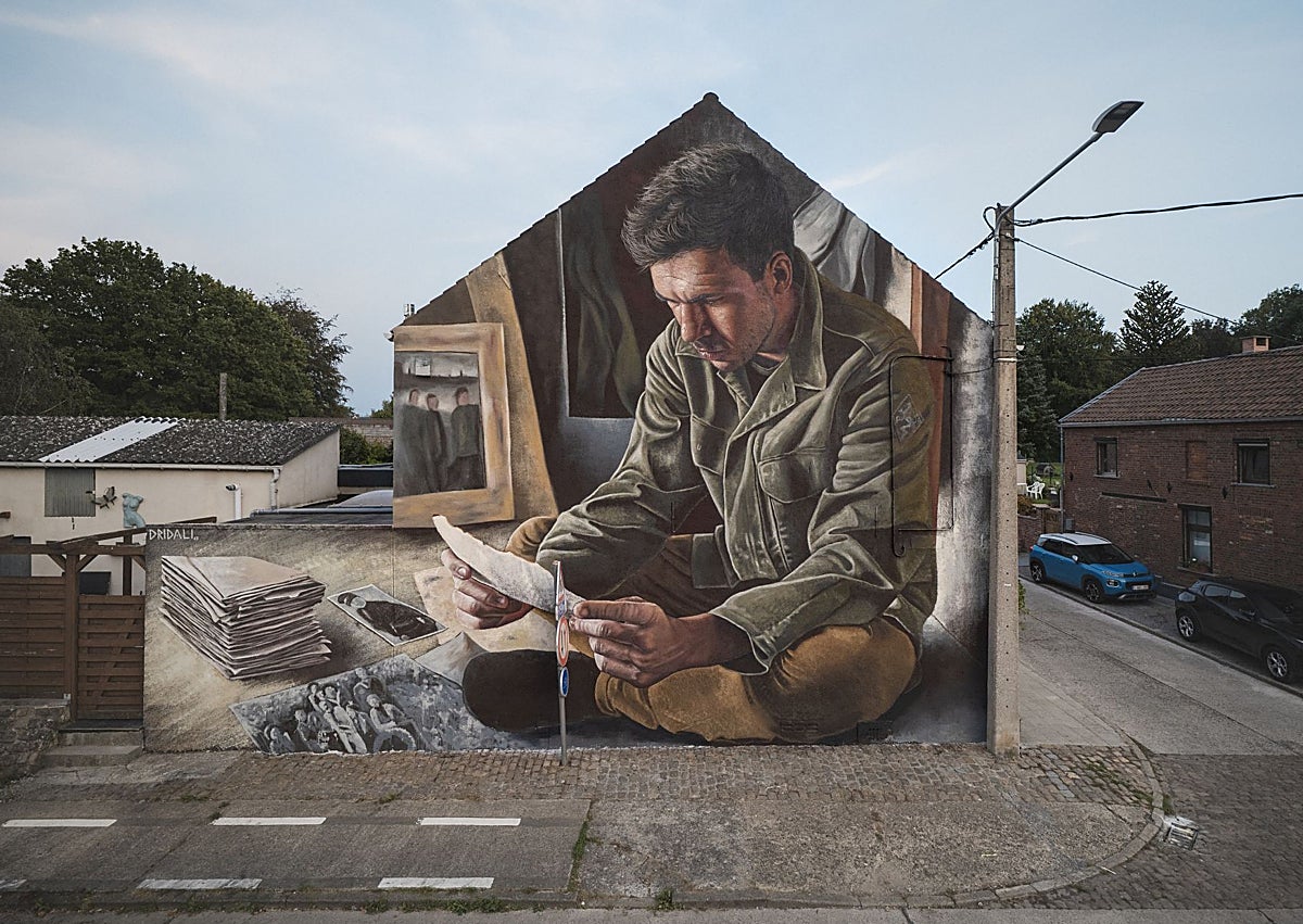 Imagen secundaria 1 - Adrián Mateo 'Dridali' trabajando en un mural y, abajo, dos de sus composiciones.