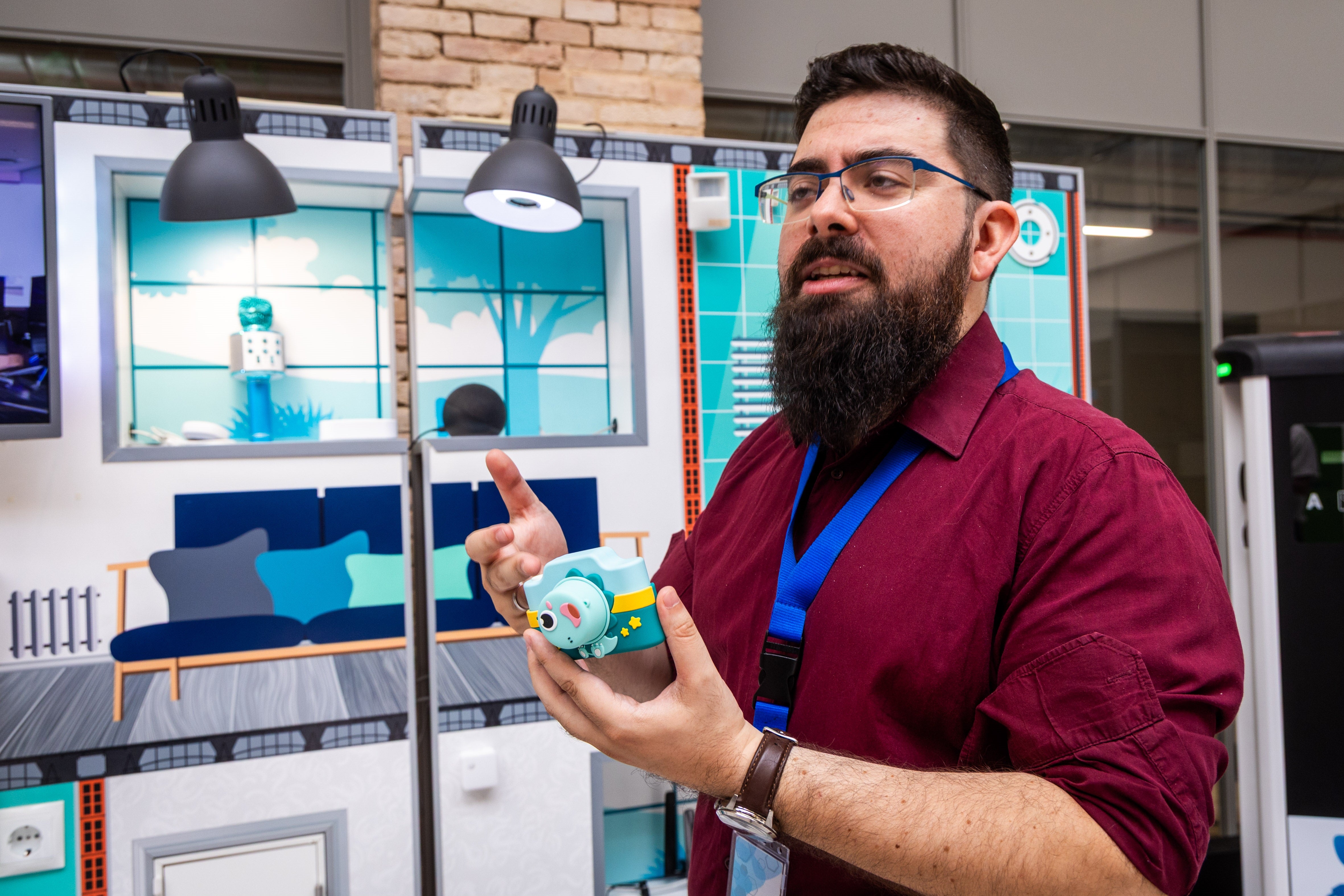 Juan Antonio Huerta, consultor de ciberseguridad industrial de S2 Grupo, con una cámara de fotos de niños.