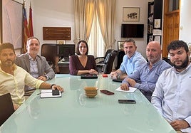 La alcaldesa Orts, junto a varios ediles del gobierno municipal de Moncada.