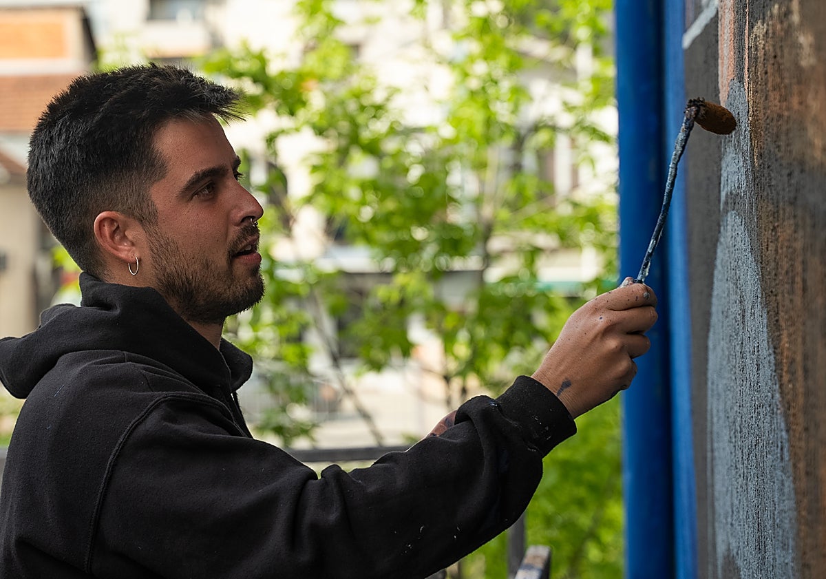 Imagen principal - Adrián Mateo 'Dridali' trabajando en un mural y, abajo, dos de sus composiciones.