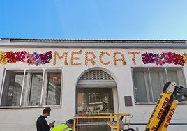Aspecto del mural de crochet este miércoles en la fachada del mercado.