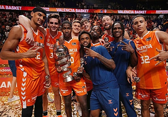 Montero y Badio, de azul, junto a sus compañeros en la celebración de la Supercopa.