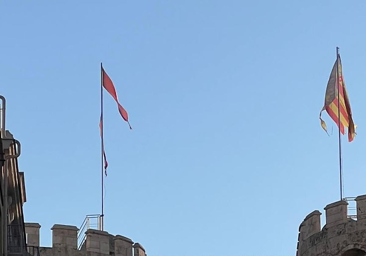 Las banderas, antes de su sustitución este miércoles.