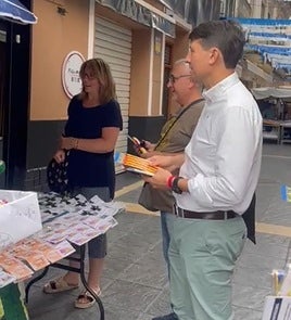 El portavoz del PP en el Ayuntamiento de Xàtiva repartiendo senyeras.