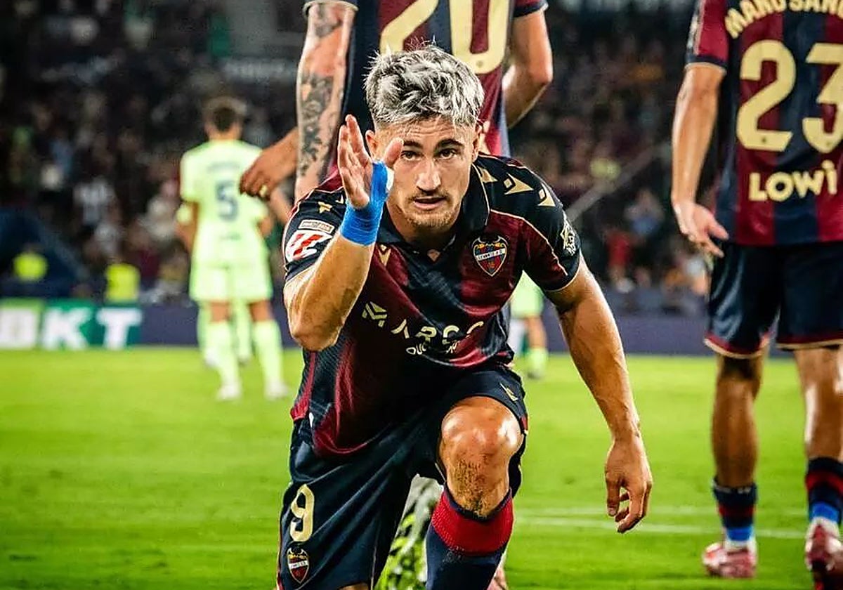 Iván Romero realiza su tradicional celebración de gol.