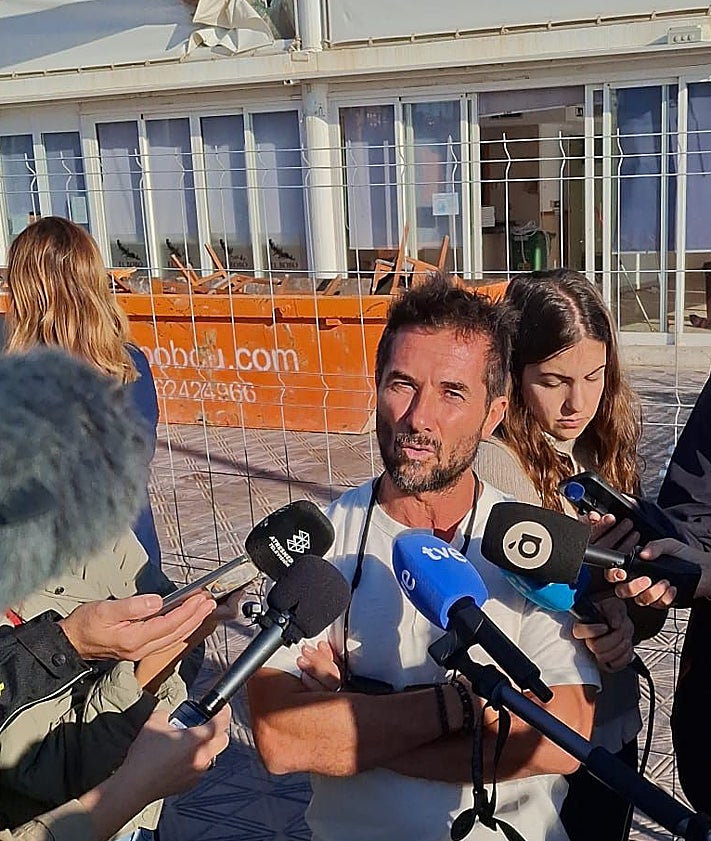Imagen secundaria 2 - Vistas del derribo desde un dron y comparecencia de la alcaldesa María José Catalá y del presidente de los hosteleros, José Miralles.
