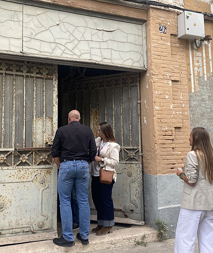 Imagen secundaria 2 - Visita de los ediles de Patrimonio y Responsabilidad Patrimonial, Juanma Badenas y Cecilia Herrero, a la Lonja del Cabanyal, durante la entrega de llaves.