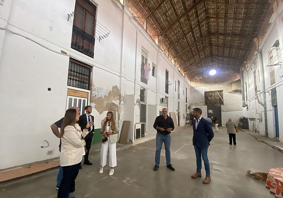 Imagen principal - Visita de los ediles de Patrimonio y Responsabilidad Patrimonial, Juanma Badenas y Cecilia Herrero, a la Lonja del Cabanyal, durante la entrega de llaves.