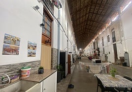 Patio interior de la Lonja de Pescadores del Cabanyal, con unos cuadros cerámicos de Sorolla.