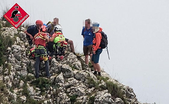 Momento en el que atienden a la senderista.