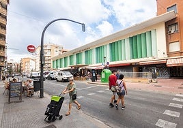 Vecinos del barrio de ruzafa, frente al mercado.