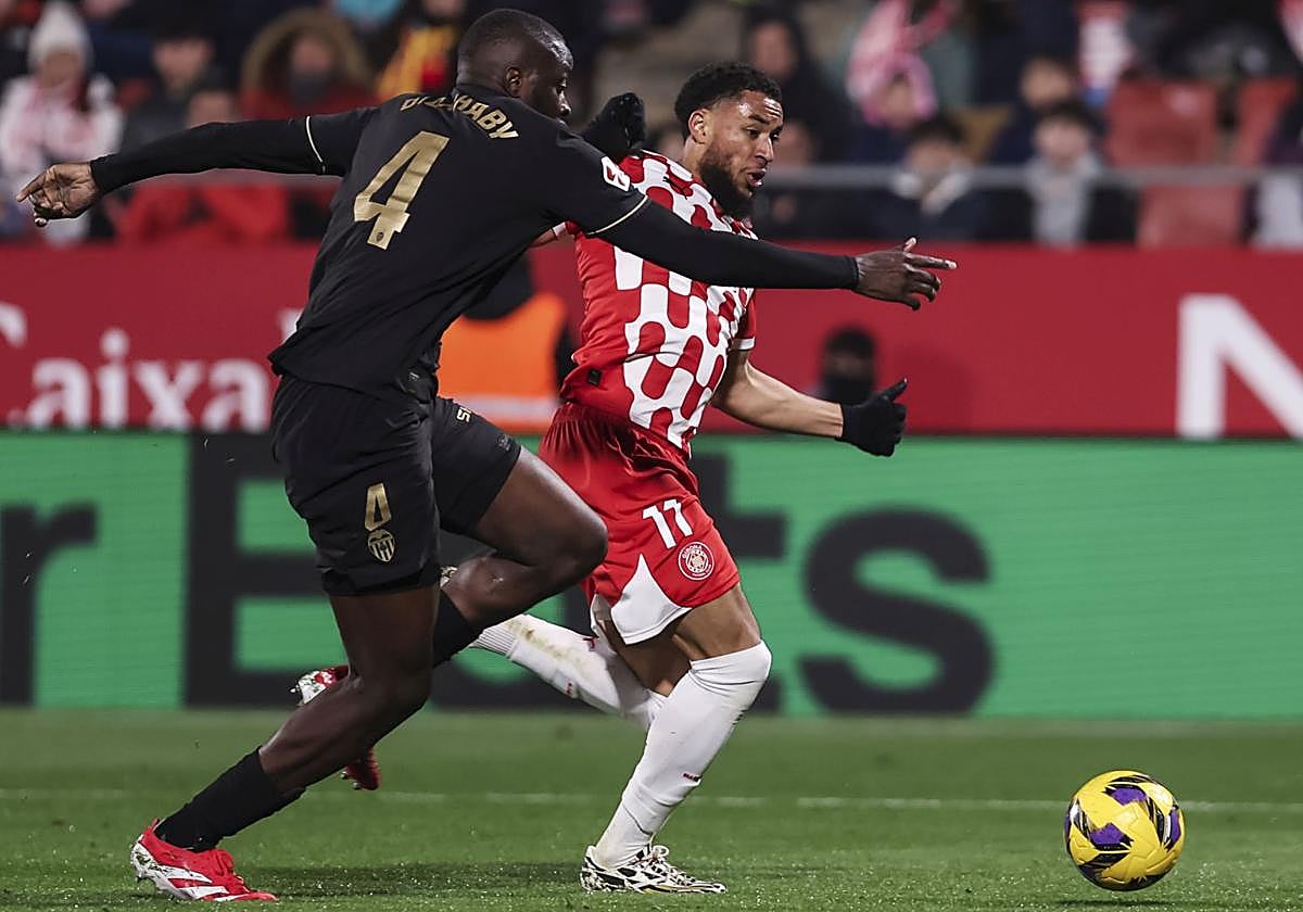 Arnaut Danjuma, con el Girona el año pasado, ante Mouctar Diakhaby en el partido que disputó ante el Valencia.