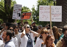 Protesta de los médicos en la huelga de junio en Valencia.