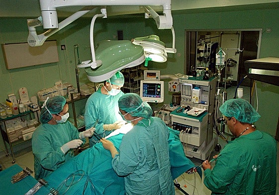 Un equipo quirúrgico en un hospital durante la operación.