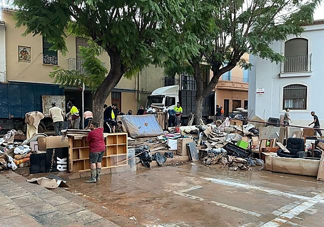 Enseres y muebles destruidos por la dana.