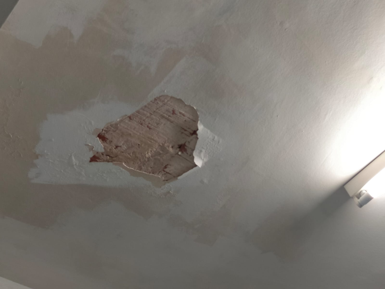 Imagen secundaria 1 - Parte del techo de un instituto de Alzira se cae por las lluvias mientras la construcción del nuevo centro sigue paralizada