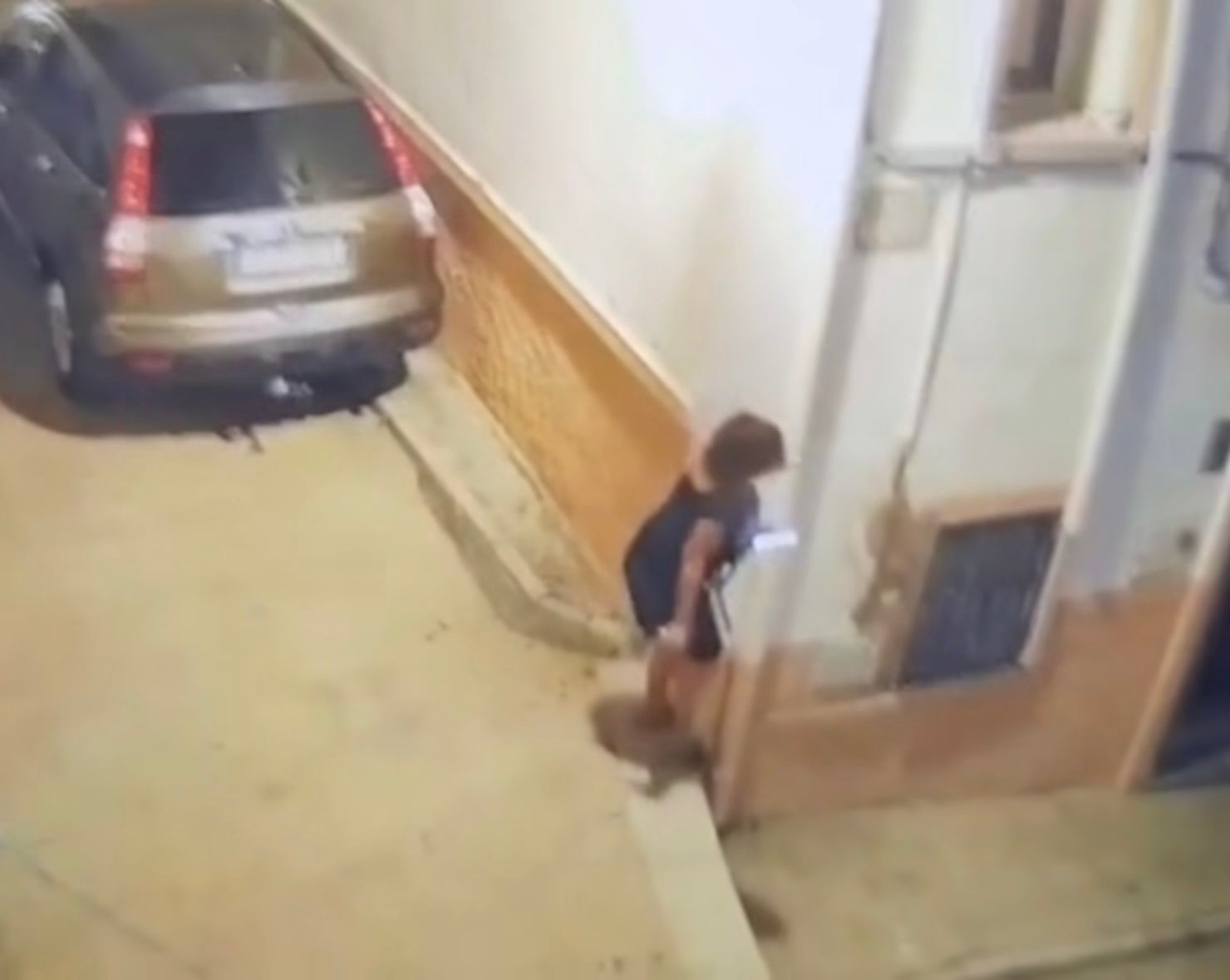 Bea casi se cae por un bordillo pronunciado mientras va a casa ensimismada en su móvil.