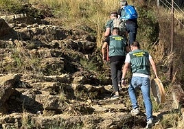 Cuatro guardias civiles acceden al paraje montañoso sobre las diez de la mañana de este jueves.