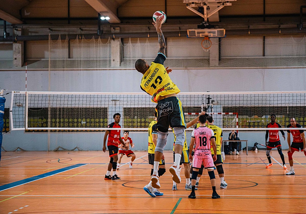 Pernambuco al saque contra Tarragona.