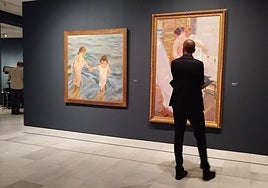 Una persona observa dos de las obras maestras de Sorolla en la Fundación Bancaja.