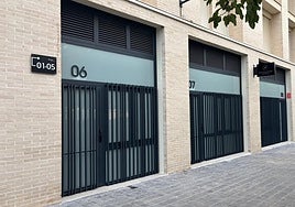 Los apartamentos turísticos en cuestión, en los bajos de un edificio en la calle Paz Azzati Cutanda.