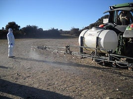 Agricutlor protegido en la aplicación de productos fitosanitarios.